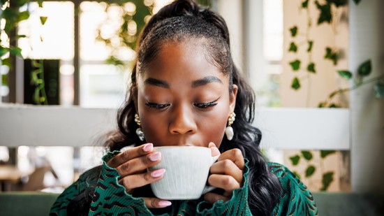 Elképesztő hatással lehet a bélrendszered egészségére, ha minden reggel iszol ebből az italból