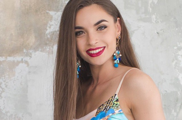 Miss Balaton ebben a szuper Sugarbird ruhában nézi ma a tűzijátékot