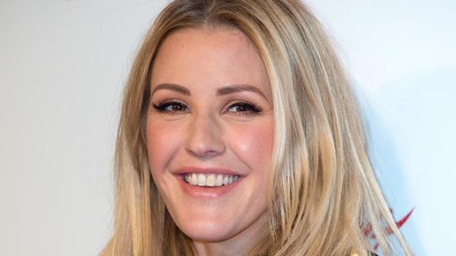 Ez volt 2016 trendje: Ellie Goulding is egy szál melltartóban a vörös szőnyegen