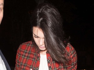 Most oldalról villantott cicit Kendall Jenner