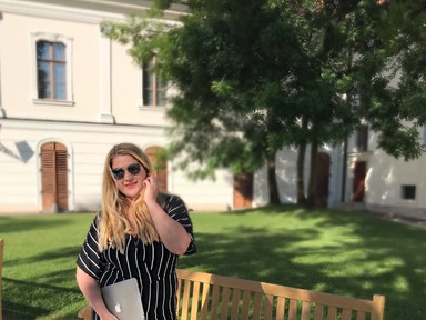 Kozma Rita csíkos overálja bárkinek jól áll