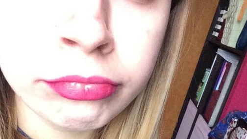 Ez a lány 97 rúzst próbált ki magán, az eredmény zseniális!