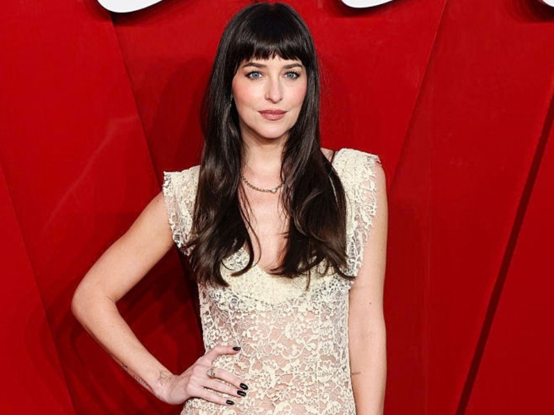 Dakota Johnson ismét bizonyította, hogy ő a meztelenruhák királynője, sokat mutató, csupa csipkében érkezett a vörös szőnyegre