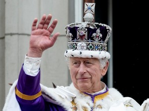 Brutálisan nehéz koronát visel Károly király, itt a pontos súly