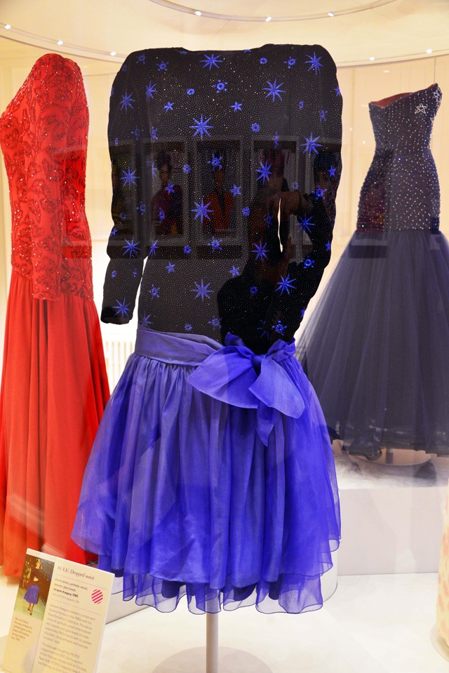 Diana táncruháját Jacquesz Azagury alkotta és a firenzei polgármester vacsorapartiján viselte Diana 1985-ben. A csillagok és a színek ma is meghódítják a szívünket.