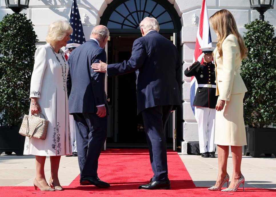 Donald Trump megérinti Károly király vállát Kamilla királyné és Melania Trump társaságában