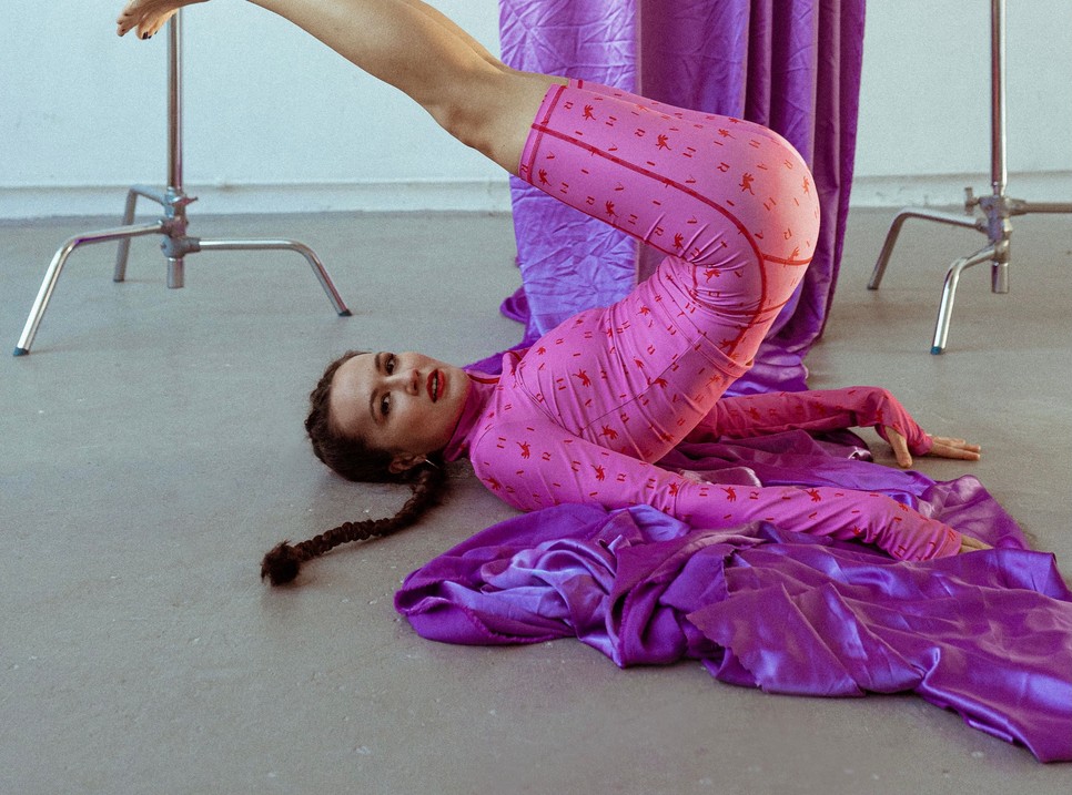 Ciklámen leggings-ek, kényelmes pamutpulcsik, szexi kimonók: Ismerd meg a MARI sportmárkát