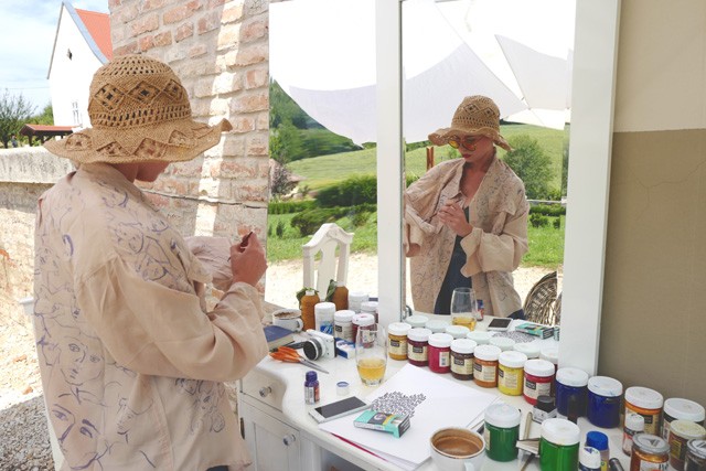 Anna egy lezser selyeminget választott a pénteki melegben