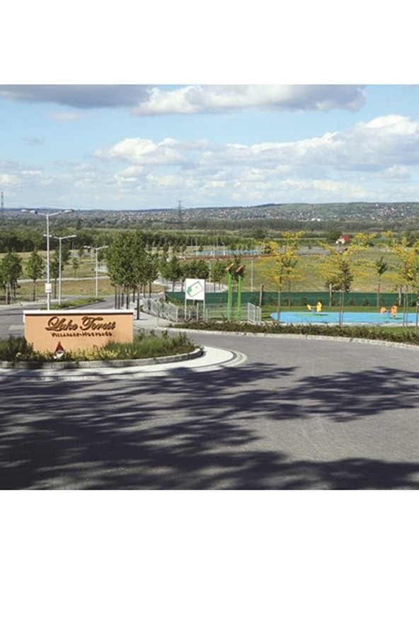 Modern házak épülnek a Lake Forest Villaparkban