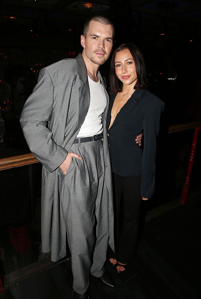 Luke Newton (Colin Bridgerton) 2024 májusa óta alkot egy párt  Antonia Roumelioti  táncosnővel, akivel már több nyilvános eseményen is egy párként jelentek meg. 