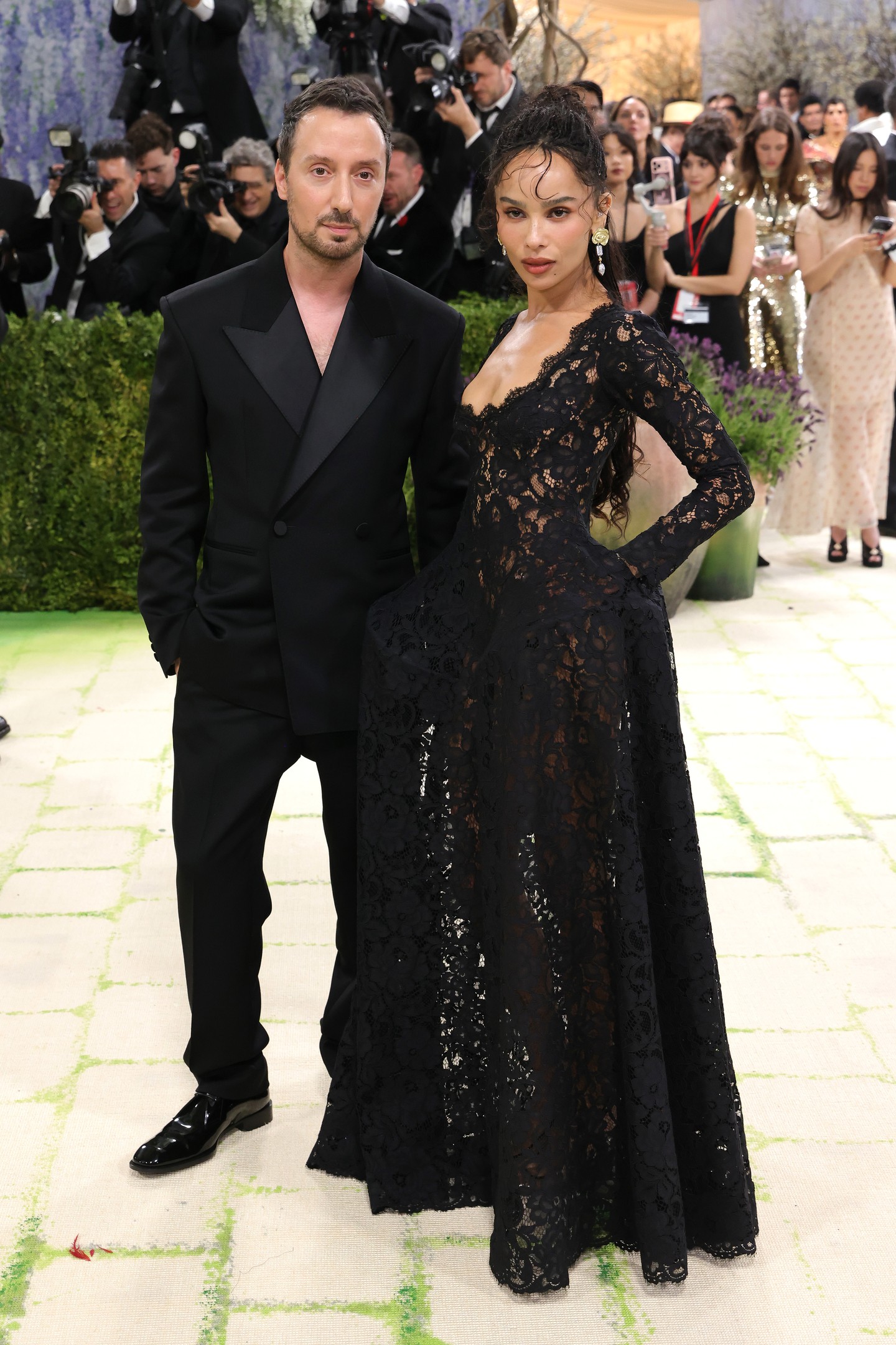 Zoë Kravitz, a Saint Laurent márkanagyköveteként természetesen a divatház kreációját, Anthony Vaccarello tervezését viselte. A közös fotó sem maradt el a Met lépcsőjén.  