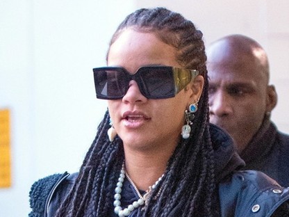 Rihanna diszkógömb cipőben a reptéren