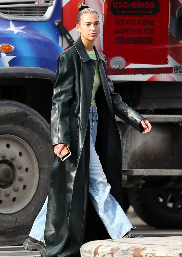 Dua Lipa földig érő bőrkabátban