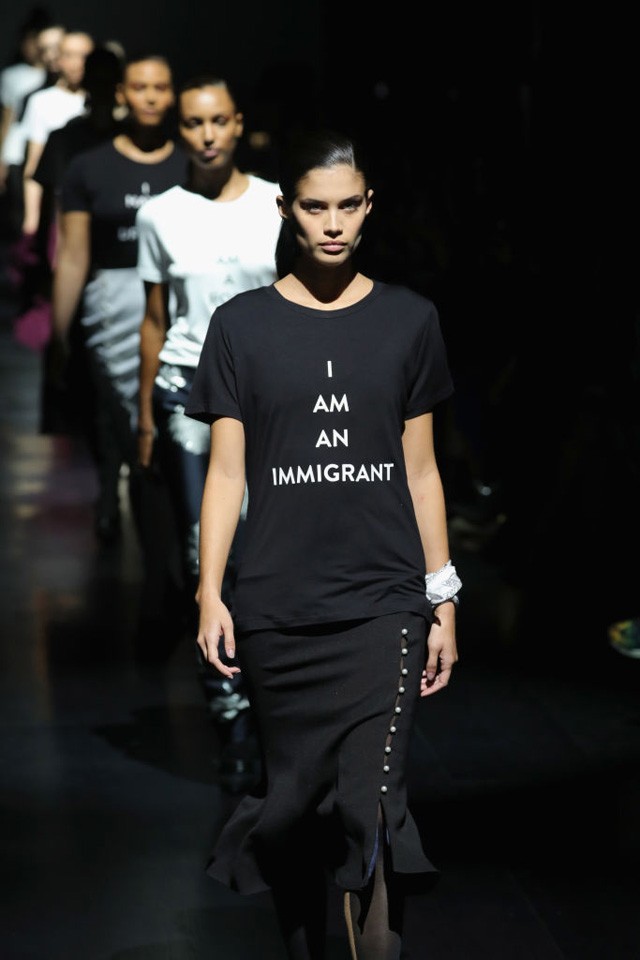 Hatalmas port kavart Prabal Gurung feminista üzeneteket hordozó kollekciója