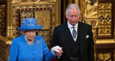 Károly király anyja halála után azonnal kirúgta a királynő legfőbb bizalmasát