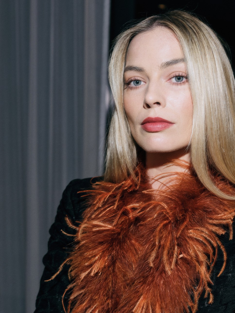 Margot Robbie megjelenésében a meleg tónusok dominálnak