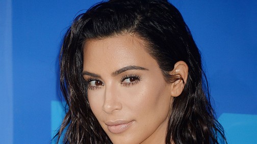 Kim Kardashian megint mindenét megmutatta az MTV VMA vörös szőnyegén