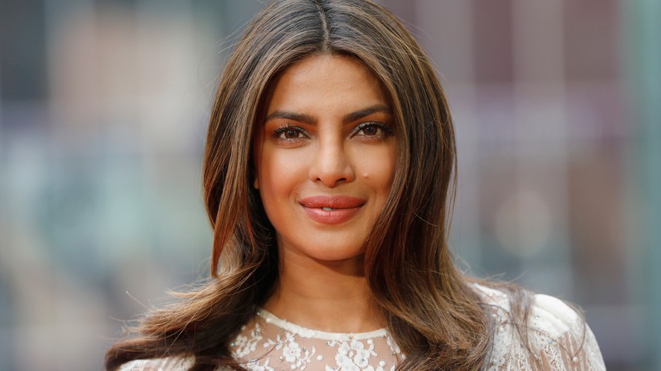 Brutálisan szexi: Priyanka Chopra megmutatta, hogyan kell viselni a csipkeoverallt és most azonnal veszek is egyet!