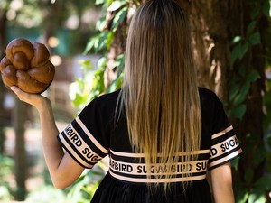 A Kuglófoslány egy szupertrendi Sugarbird ruhában vesz részt mai fotózásán