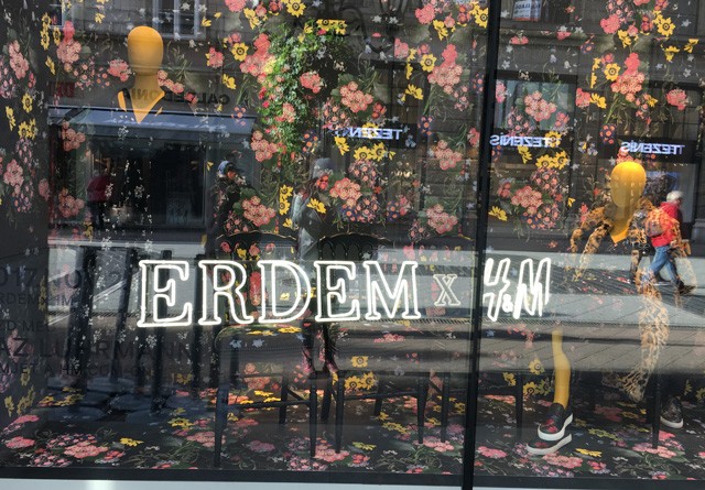 Debütált az ERDEM és a H&M közös kollekciója, feje tetejére állt a Váci utca! Nézd meg, mi történt!