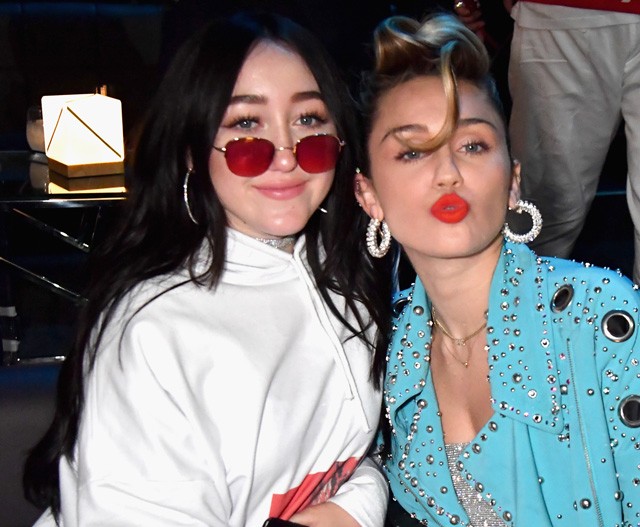 Noah Cyrus elmondta, mennyire gyűlöli, hogy Miley árnyékában kellett felnőnie