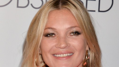 Mint egy bakfis! Annyira cuki Kate Moss ebben a pink ruhában