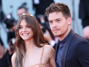 Egyszerűen imádjuk Palvin Barbara és Dylan Sprouse új kampányát, nem véletlenül ők Hollywood egyik álompárja