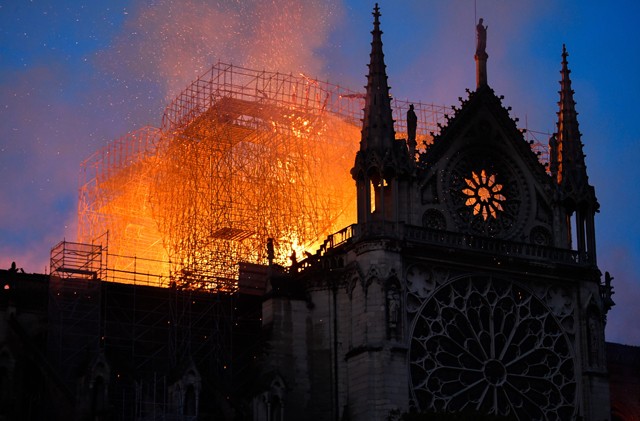 Salma Hayek férje 100 millió eurót adományoz a Notre-Dame újjáépítésére