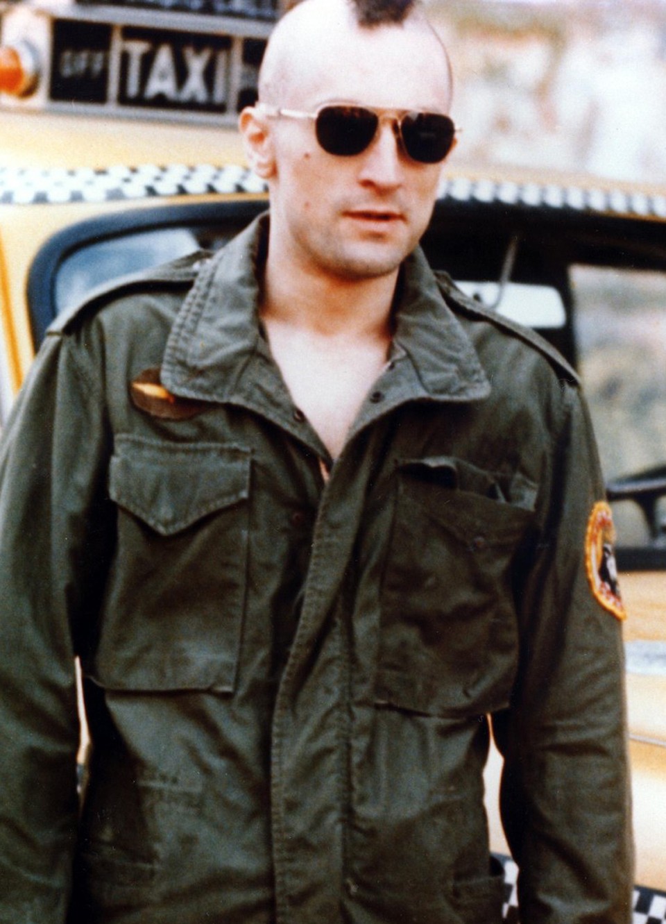  Robert De Niro a Taxisofőr című filmben viselt aviátor jellegű napszemüvege a karakterhez passzoló igazi amerikai márka, a Randolph kreációja.