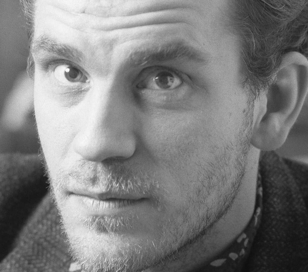 Igéző tekintet (1984): Ez a New Yorkban készült, végtelenül letisztult közelkép tűpontosan megmutatja, miért volt képtelenség szabadulni John Malkovich jelenlététől, akár a vásznon, akár egy fotón tűnt fel. 31 évesen, borostásan, hipnotikus tekintettel néz farkasszemet Oliver Morris kamerájával. Nem volt szükség drága díszletekre vagy kosztümökre – ez a nyers, őszinte portré önmagában hordozza azt a megmagyarázhatatlan vonzerőt, amivel egy csapásra levette a lábáról a közönséget.