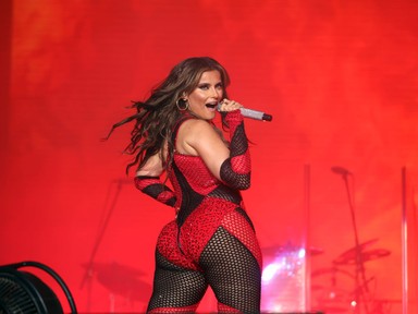 Végre egy nem tökéletes női test, amire büszke a tulajdonosa: Nelly Furtado bikinis fotóját minden nőnek és férfinak ünnepelnie kellene