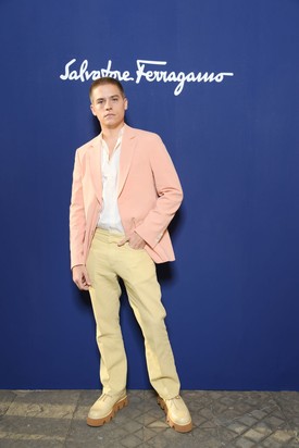 2019-ben rövid, tüsi hajjal jelent meg a Ferragamo divatbemutatóján. Egyszerűen imádjuk a barackszínű zakóját! 