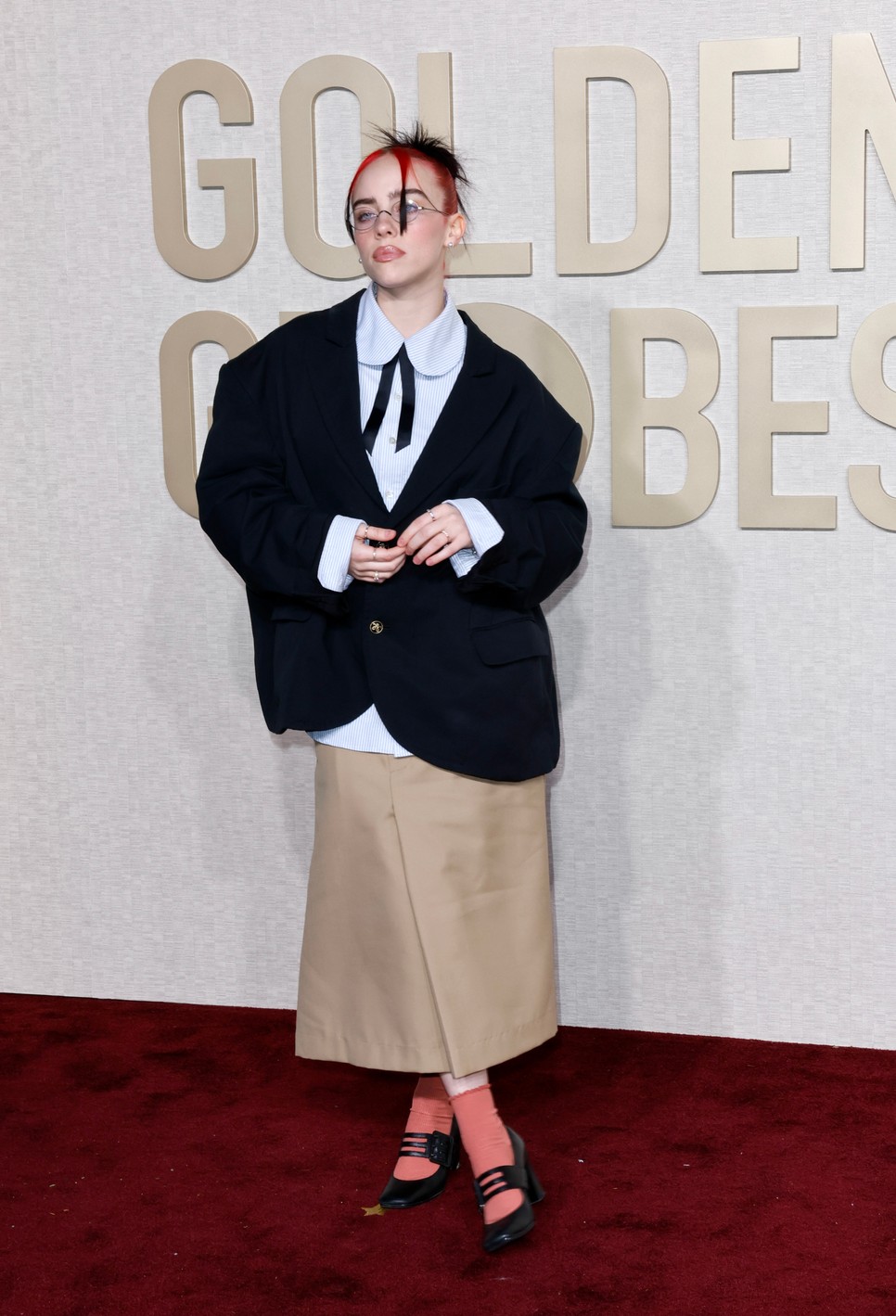 Akár egy szőke bobbal lepi meg a közönséget, akár a régi Barbie-babák megjelenését alakítja újra, a divat mindig izgalmas, amikor Billie Eilish-ról van szó