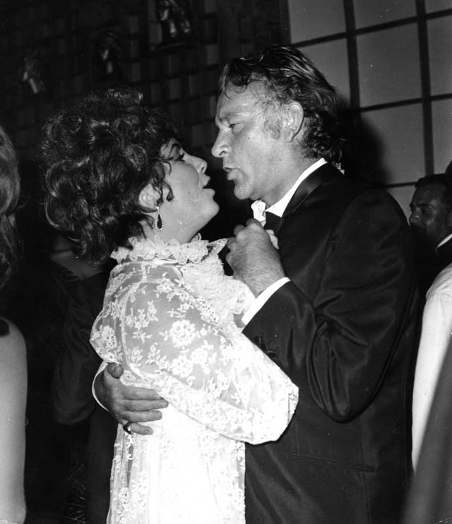 Elizabeth Taylor és férje, Richard Burton szenvedélyes tánca. 