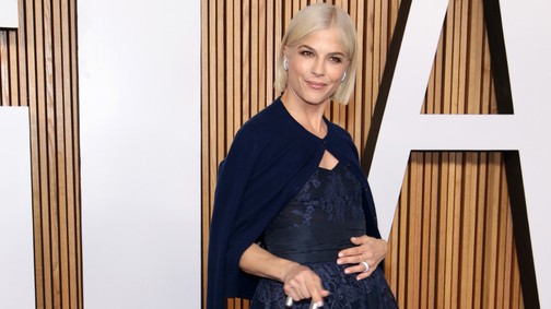 Selma Blair bottal és egy fontos üzenettel a hátán tündökölt a vörös szőnyegen