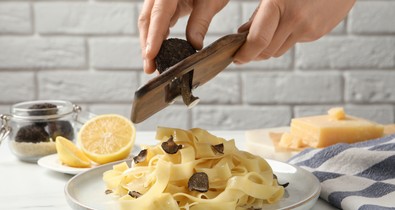 Gianni Annoni különleges küldetése: szarvasgombával és borral avat lovagokat a Dunán