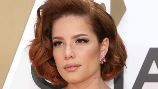 Halsey különböző korok trendjeit ötvözte, de a cicivillantás sem maradt el