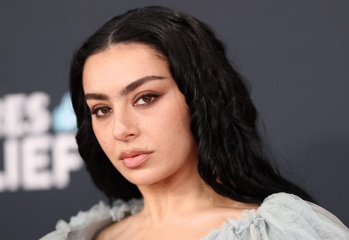 Medúza haj és retro glam: mutatjuk a Grammy-gála legkülönlegesebb szépségpillanatait