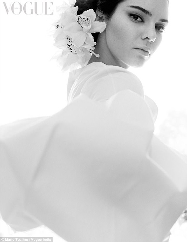 Kendall Jenner Testino fotóján a Vogue-ban