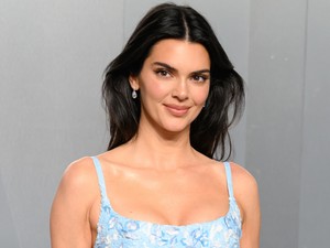 Kendall Jenner anyaszült meztelenül állt kamerák elé, a látványba te is belepirulsz