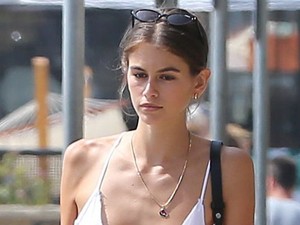 A 16 éves Kaia Gerber túlzóan lenge ruhában mutogatja elképesztő alakját