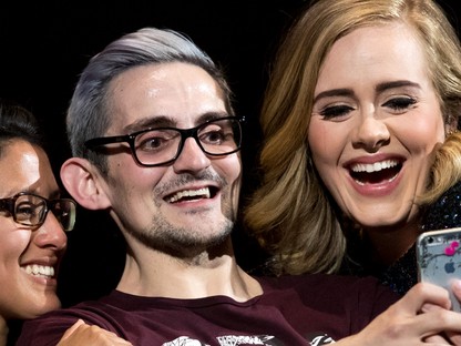 10 sztár, akit lenyűgözött rajongója énekhangja