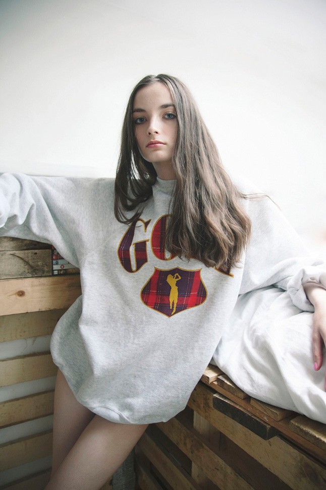 A hétvégére sportos szett a modelltől