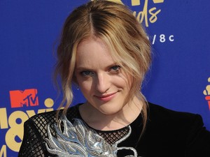 Hú, Elisabeth Moss-t ennyire vagány ruhában sem láttuk még
