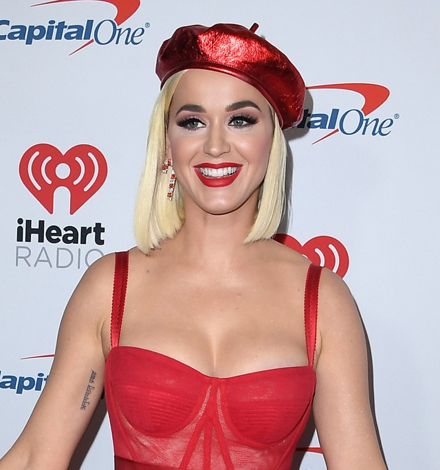 Katy Perry a világ legcukibb karácsonyi szettjében tetszeleg a vörös szőnyegen