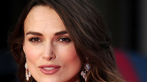 Keira Knightley megvédi a melleit!