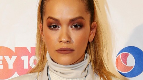 Rita Ora fekete öves karatésnak öltözött!