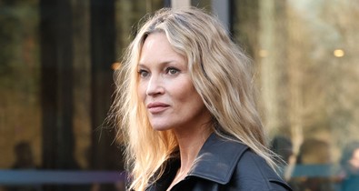 Az 51 éves Kate Moss nagyon intim fotózást vállalt be, nem is akármiben pózolt a kamerák előtt