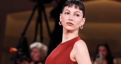 A nagy pénzrablás Tokiója élete legmerészebb pucérruhájában lépett a vörös szőnyegre: Úrsula Corberó csak úgy ragyogott