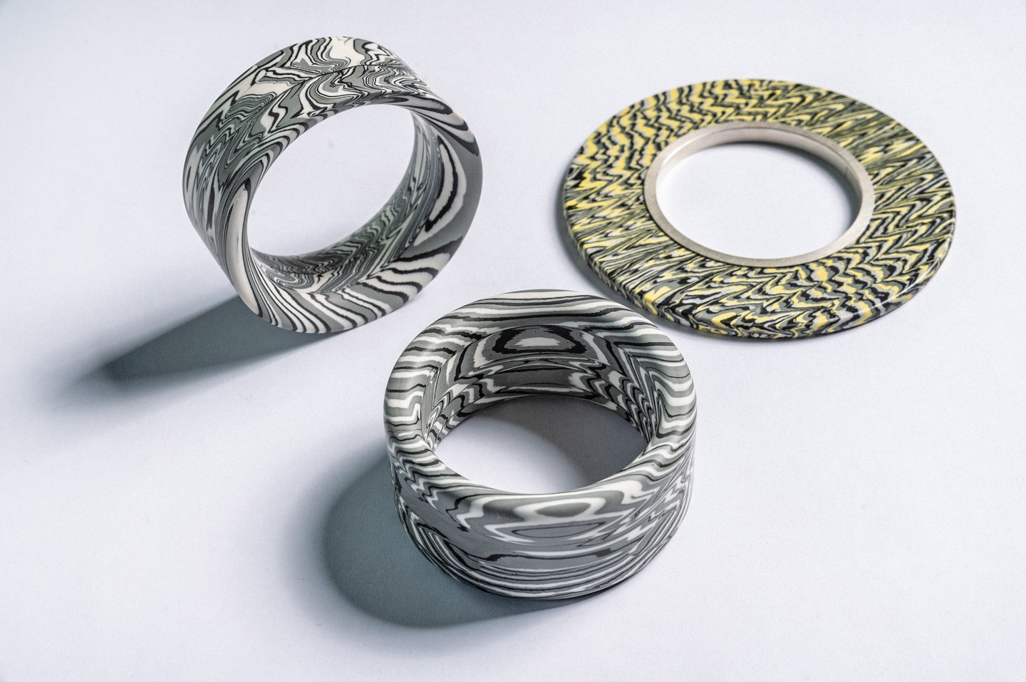 Zalavári Fruzsina ékszerei a MOME popup kiállításán láthatóak a Ragyogj! kiállításon belül